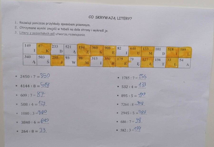 Co skrywają litery - dzielenie sposobem pisemnym przez liczbę jednocyfrową.