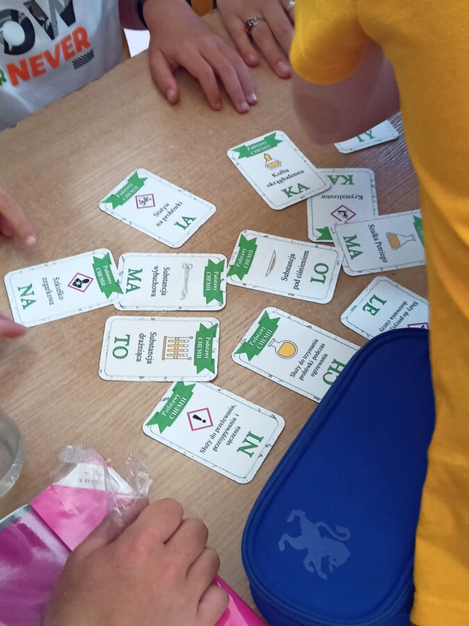 Klasa 7. Chemia. Piktogramy i szkło laboratoryjne. Podróż dookoła podstaw chemii. Gra edukacyjna.