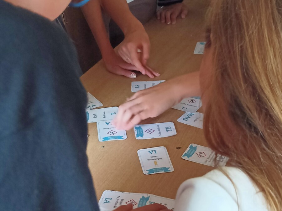 Klasa 7. Chemia. Piktogramy i szkło laboratoryjne. Podróż dookoła podstaw chemii. Gra edukacyjna.