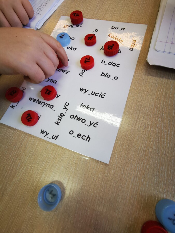 Ortografia "rz" i "ż" - dopasowanie - nakrętki