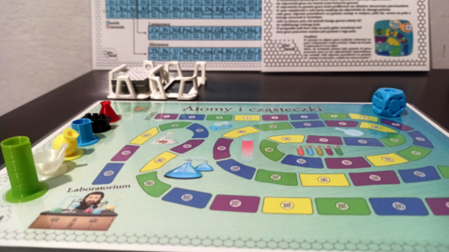 Klasa 7. Chemia. Gra planszowa – Atomy i cząsteczki + pionki i kostka 3D​