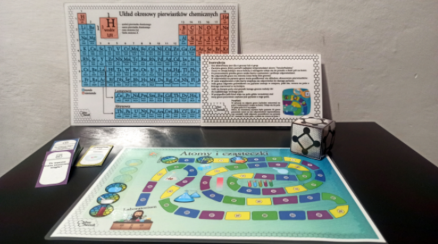 Klasa 7. Chemia. Gra planszowa – Atomy i cząsteczki + pionki i kostka 3D​