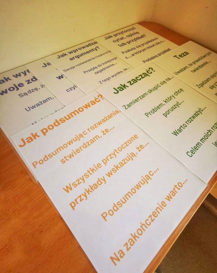 Rozprawka - przydatne słownictwo - kolorowe karty A4