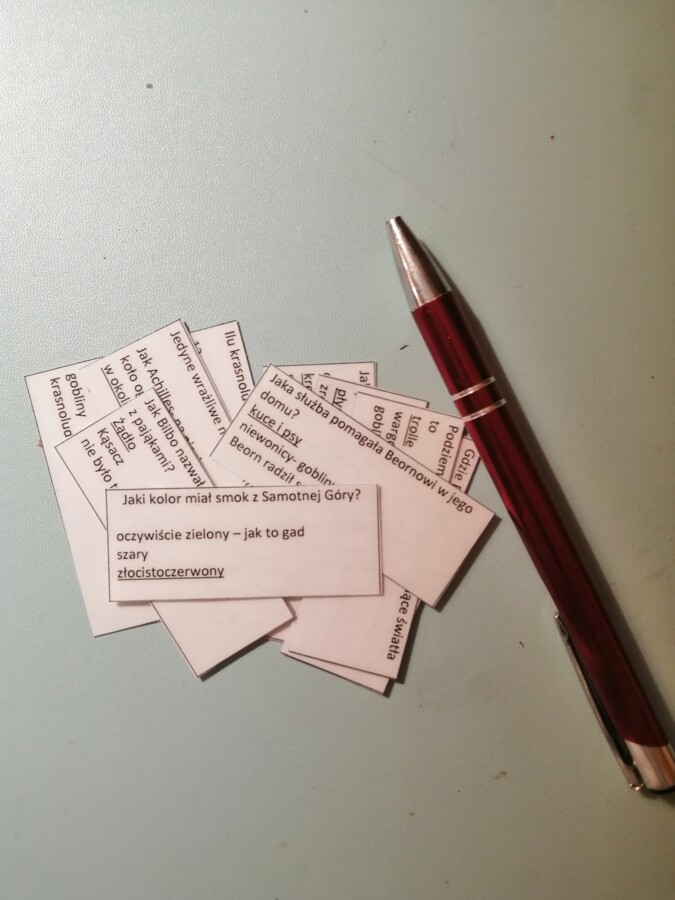 "Hobbit" - 30 pytań na A-4