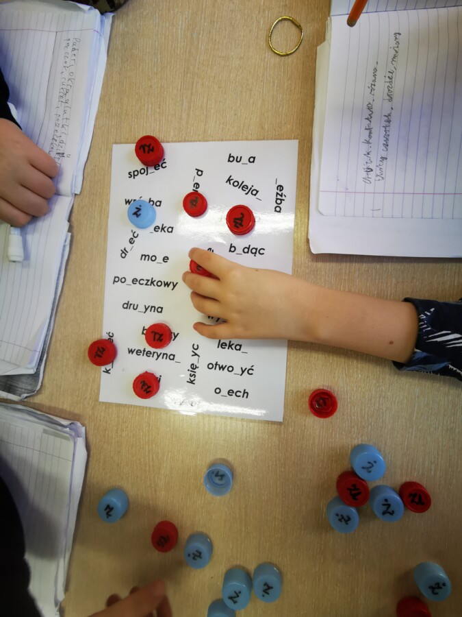 Ortografia "rz" i "ż" - dopasowanie - nakrętki