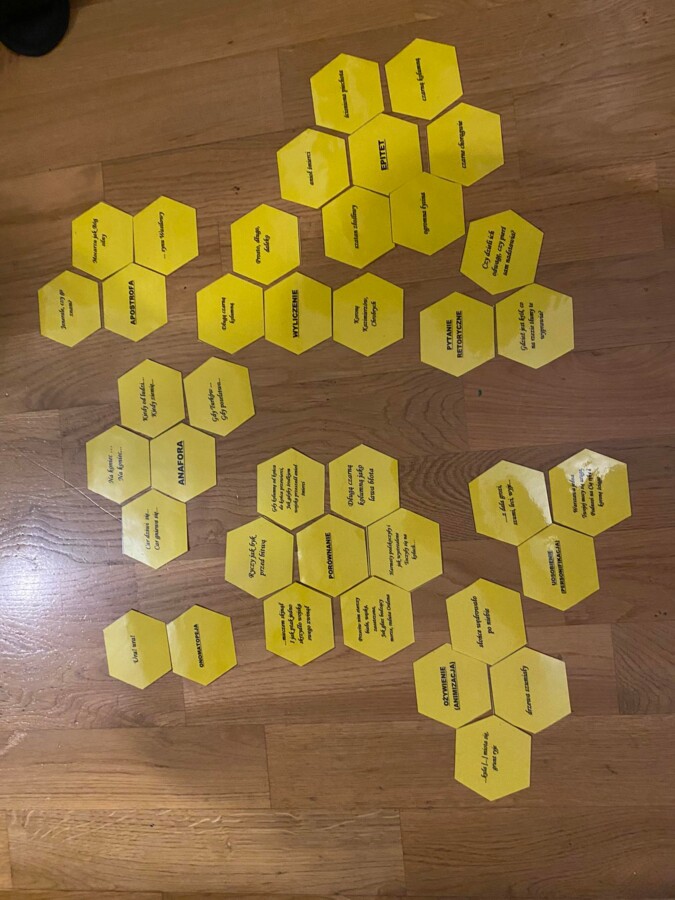 Reduta Ordona- środki stylistyczne w plastrach miodu zamknięte