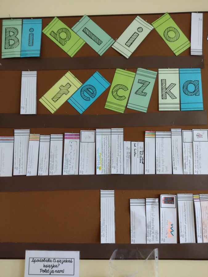 Biblioteczka klasowa - gazetka ścienna na cały rok szkolny
