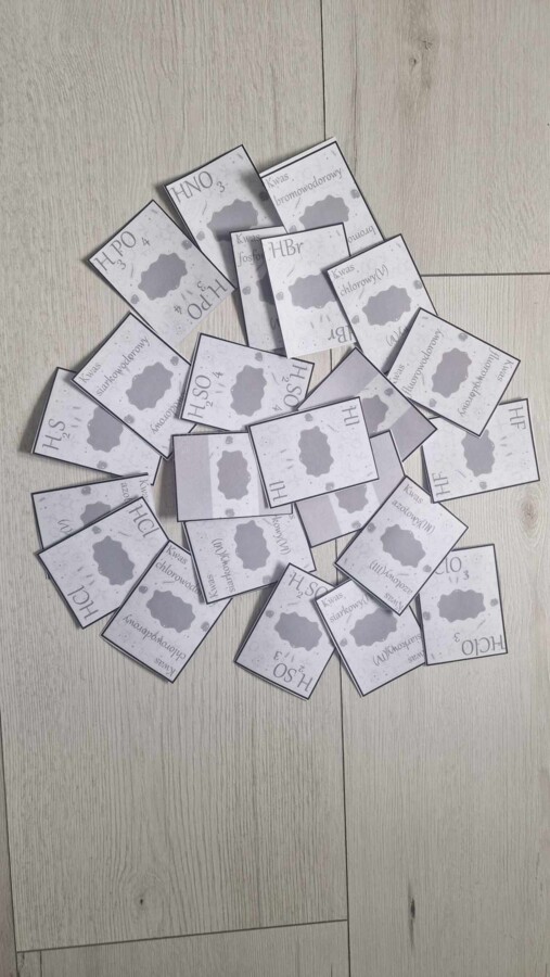 Gry (muchy, układanka, domino, Piotruś – gra karciana) „Wzory i nazwy kwasów”, w pdf. Chemia 7 i 8 , dział „Kwasy”. Materiał wykonany na podstawie podręcznika z wydawnictwa MAC – nowość 2024/2025.
