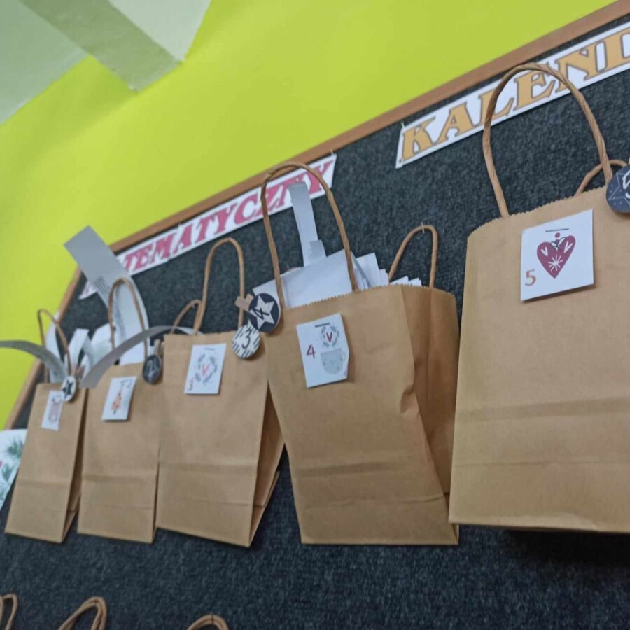 Matematyczny Kalendarz Adwentowy - klasa 4