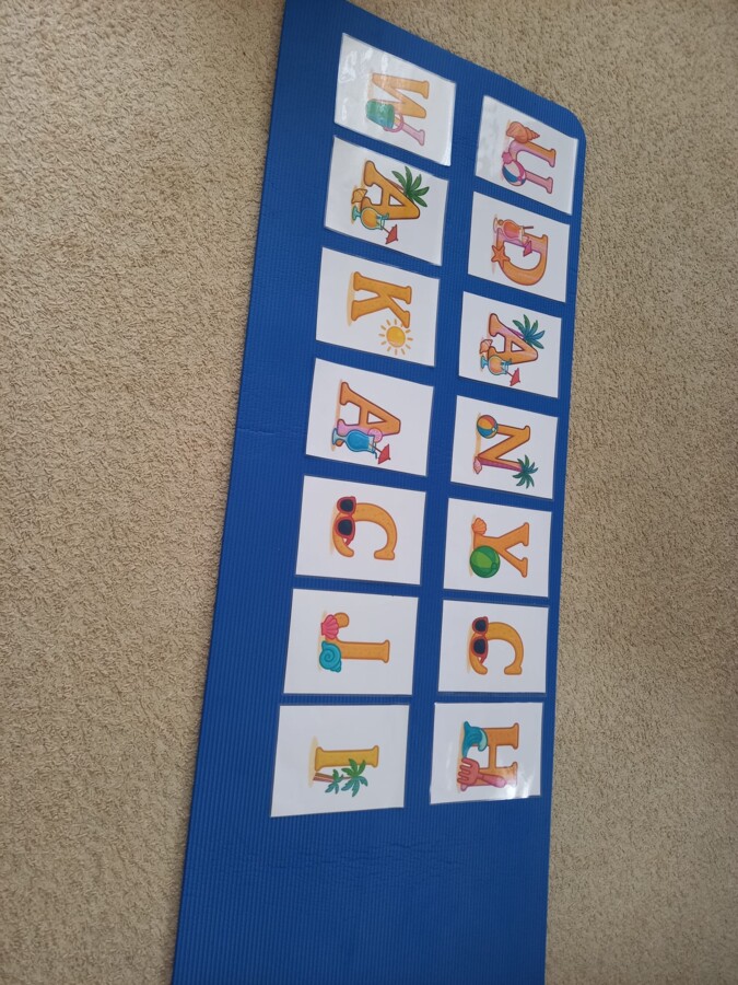 Gazetka: Napis: UDANYCH WAKACJI