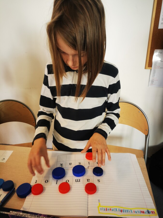 Samogłoski, spółgłoski - plansza do nakrętek