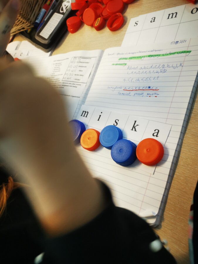 Samogłoski, spółgłoski - plansza do nakrętek