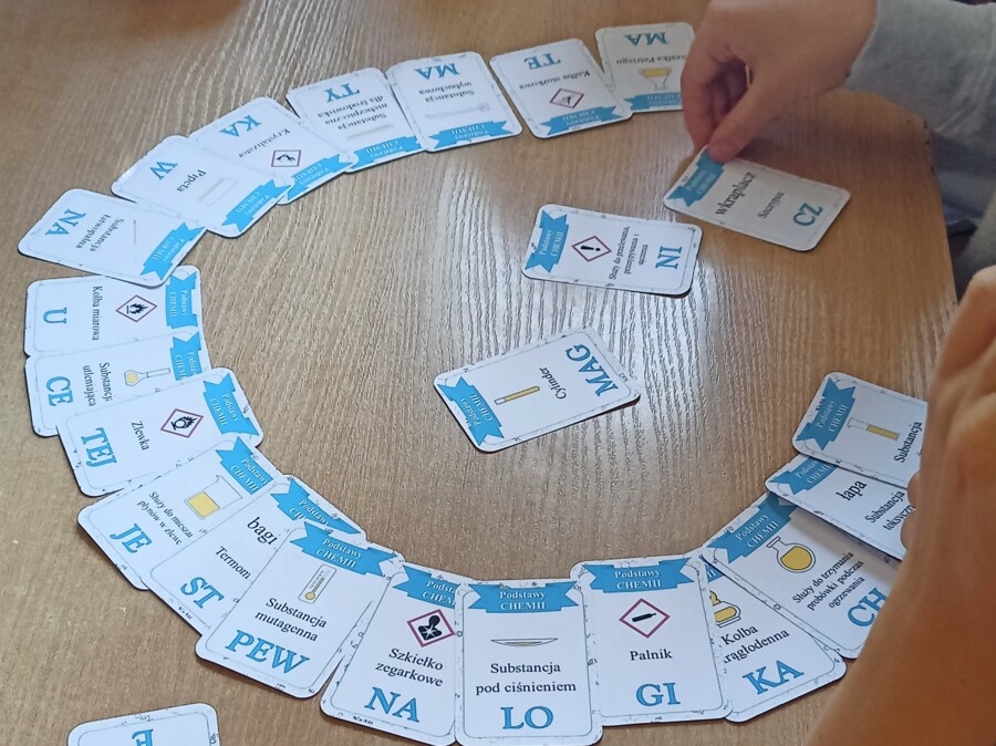 Klasa 7. Chemia. Piktogramy i szkło laboratoryjne. Podróż dookoła podstaw chemii. Gra edukacyjna.