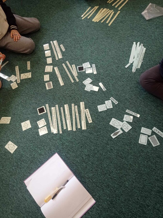 Czworokąty (własności) - scenariusz lekcji (praca w grupach) + materiały