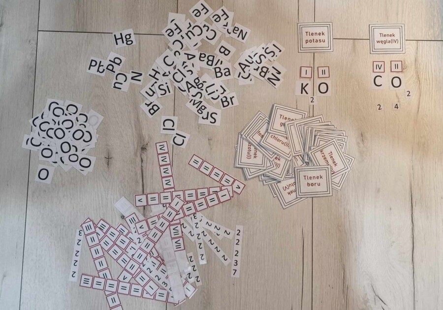 Zestaw tlenki/nazwy systematyczne/wzory sumaryczne/do zalaminowania. Chemia 7. Wartościowość pierwiastków w związkach chemicznych . Dział "Jak to jest połączone"