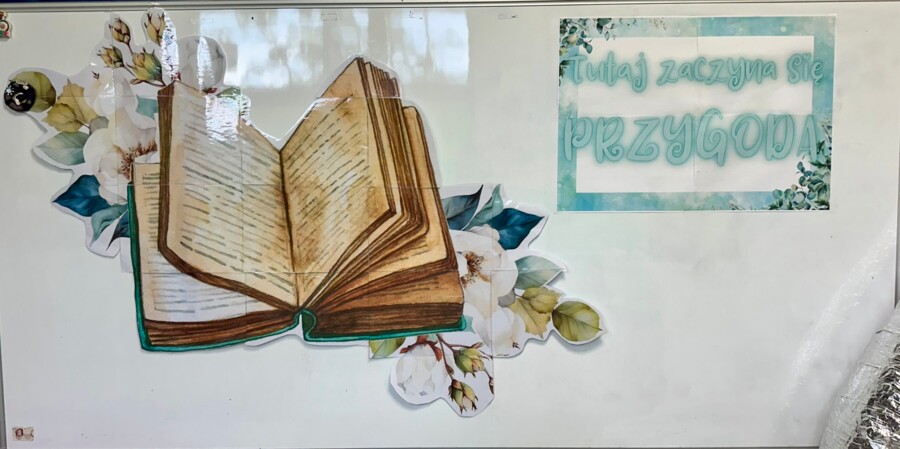 Napis A3 na 1 września „tutaj zaczyna się przygoda”