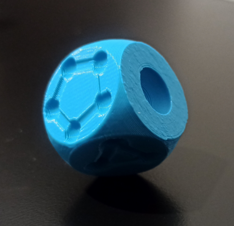 Klasa 7 i 8. Chemia i informatyka. Chemiczne pionki i kostka do gry – druk 3D