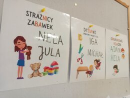 Tabliczka: DYŻURNI / OPIEKUNOWIE KSIĄŻEK / STRAŻNICY ZABAWEK