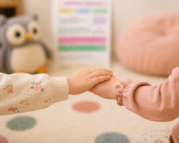 Przyjacielski uścisk – zabawa na dywanie