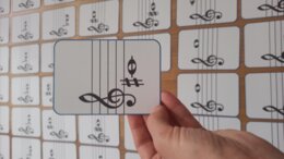 Muzyka, nauka nut. Kart/fiszki nazwy dźwięków w kluczu wiolinowym.  51 nut (w tym krzyżyki i bemole).