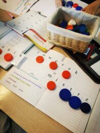 Samogłoski, spółgłoski - plansza do nakrętek