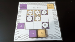 Tytuł: Klasa 7. Chemia. Gra kółko i krzyżyk (benzen) - fiszki nazwa i symbol pierwiastka