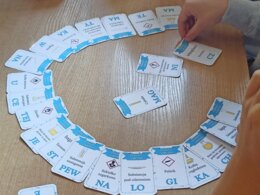 Klasa 7. Chemia. Piktogramy i szkło laboratoryjne. Podróż dookoła podstaw chemii. Gra edukacyjna.