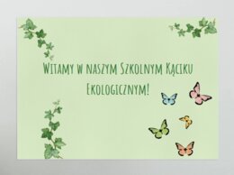 Kącik ekologiczny. Tablice z ilustracjami zwierząt, ptaków, ryb, owadów. Wystawa różnych gatunków.