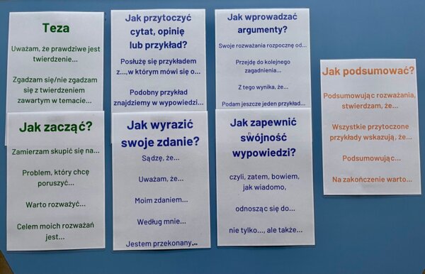 Rozprawka - przydatne słownictwo - kolorowe karty A4