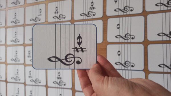 Muzyka, nauka nut. Kart/fiszki nazwy dźwięków w kluczu wiolinowym.  51 nut (w tym krzyżyki i bemole).