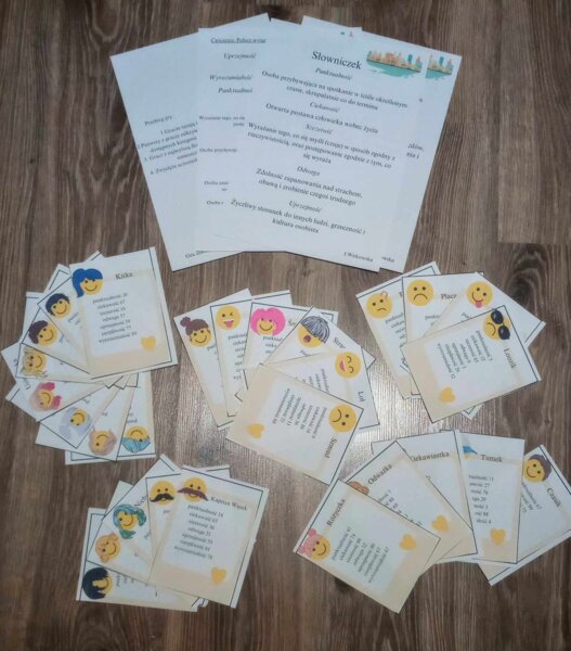 Autorska gra karciana "EMOTCITY" z dodatkami