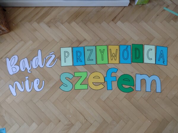 Napis do klasy "Bądź przywódcą nie szefem!"