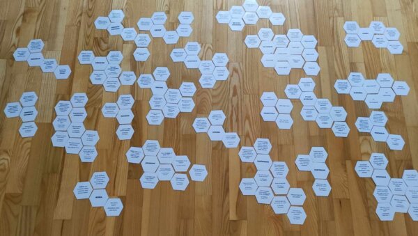 Środki stylistyczne w heksach edukacyjnych zamknięte