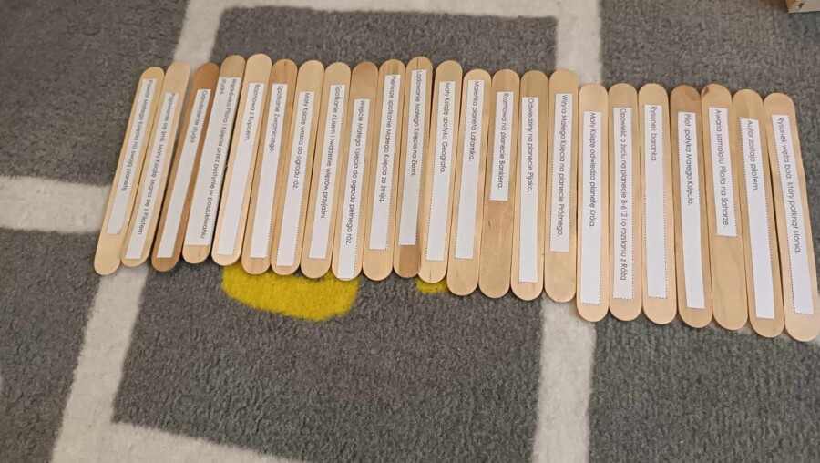 Mały Książę - plan wydrzeń na patyczkach