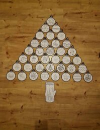 Choinka XXL - z bombek kolorowanka