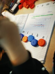 Samogłoski, spółgłoski - plansza do nakrętek