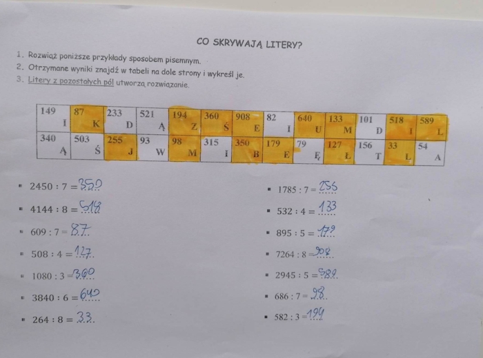 Co skrywają litery - dzielenie sposobem pisemnym przez liczbę jednocyfrową.