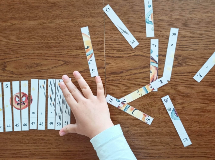 Edukacja wczesnoszkolna. Nauka liczenia i pisania. Puzzle z motywem układu słonecznego.