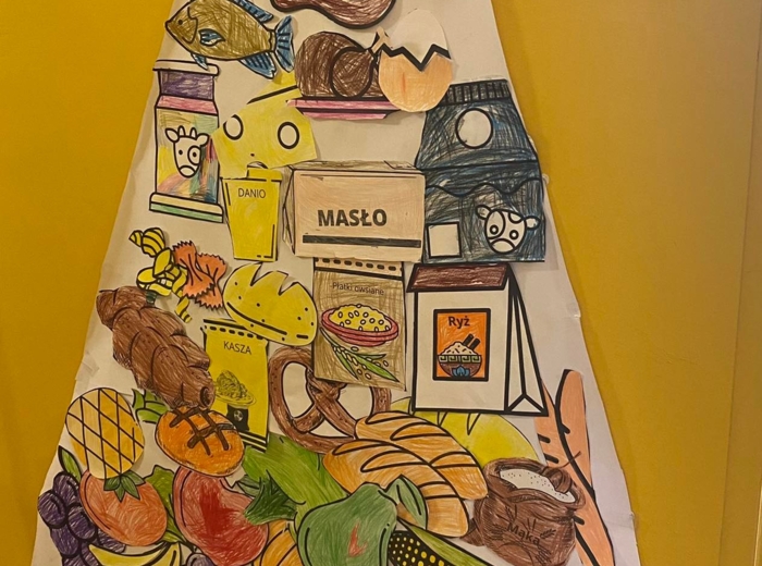 Piramida żywienia - rysunki (widoczne na zdjęciu)