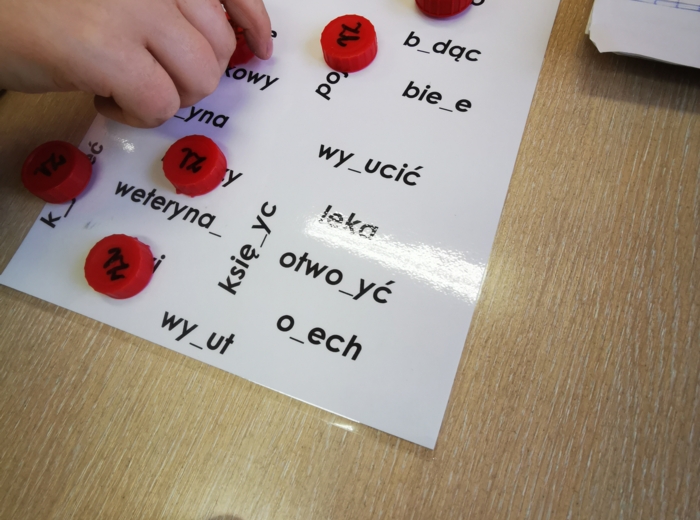 Ortografia "rz" i "ż" - dopasowanie - nakrętki