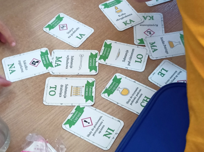 Klasa 7. Chemia. Piktogramy i szkło laboratoryjne. Podróż dookoła podstaw chemii. Gra edukacyjna.