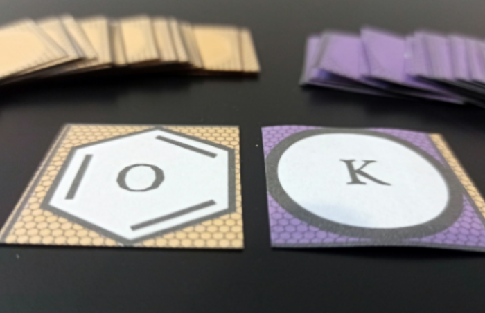 Tytuł: Klasa 7. Chemia. Gra kółko i krzyżyk (benzen) - fiszki nazwa i symbol pierwiastka