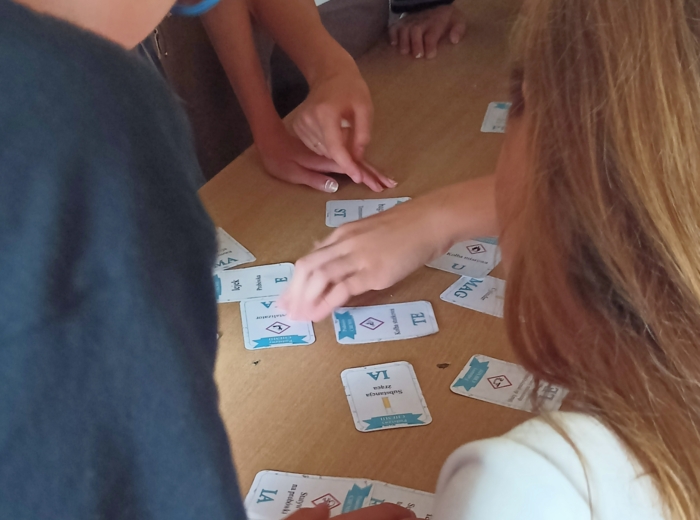 Klasa 7. Chemia. Piktogramy i szkło laboratoryjne. Podróż dookoła podstaw chemii. Gra edukacyjna.