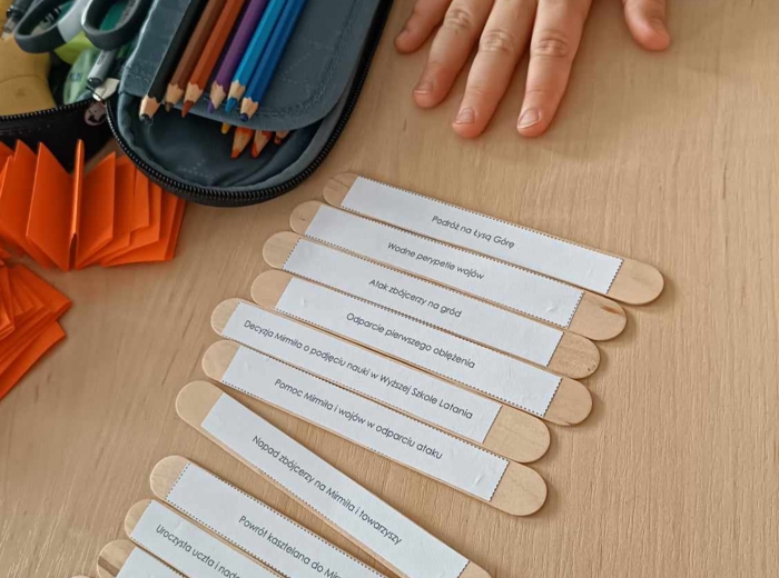 Plan wydarzeń na patyczkach - "W pustyni i w puszczy" Henryka Sienkiwicza . Pomoc montessoriańska