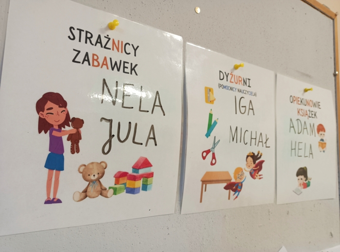 Tabliczka: DYŻURNI / OPIEKUNOWIE KSIĄŻEK / STRAŻNICY ZABAWEK