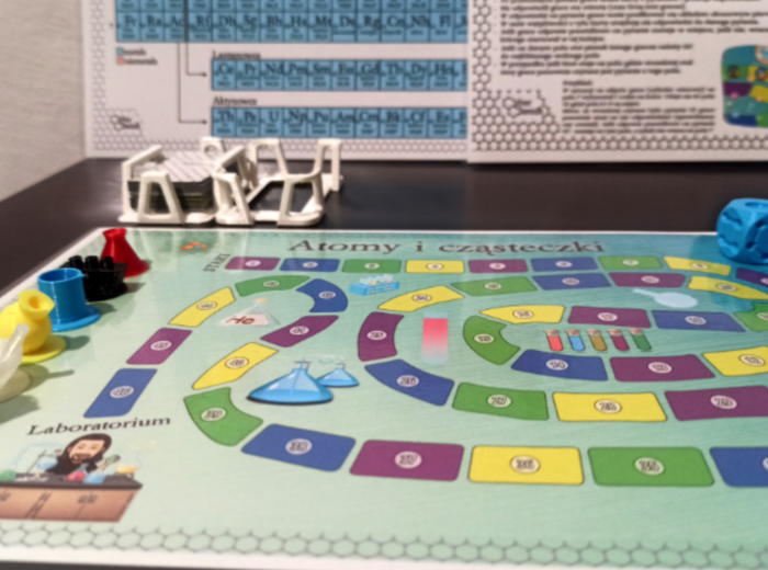 Klasa 7. Chemia. Gra planszowa – Atomy i cząsteczki + pionki i kostka 3D​