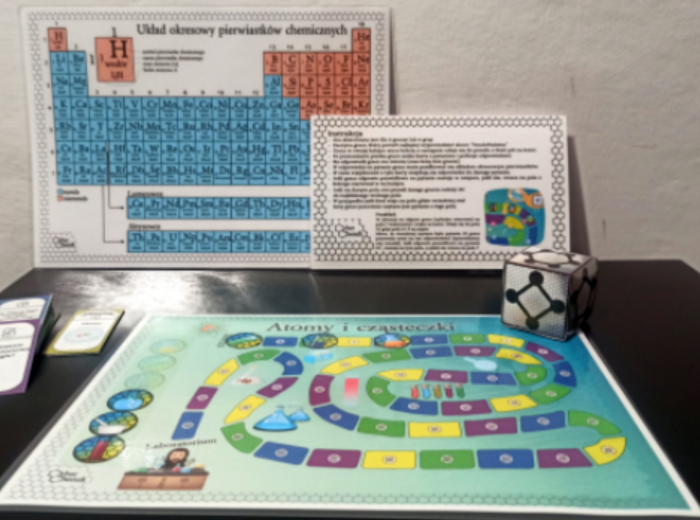 Klasa 7. Chemia. Gra planszowa – Atomy i cząsteczki + pionki i kostka 3D​