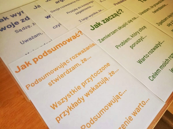 Rozprawka - przydatne słownictwo - kolorowe karty A4