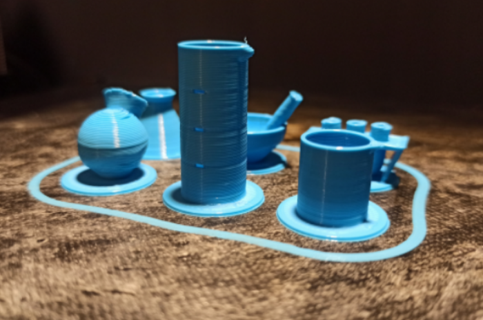 Klasa 7 i 8. Chemia i informatyka. Chemiczne pionki i kostka do gry – druk 3D