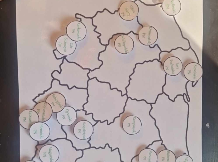 Materiał do zalaminowania/praca w grupach/stacje zadaniowe/układanka/puzzle „Obszary chronionego krajobrazu”, „Parki narodowe Polski” w pdf. Przyroda, Geografia 7, dział „Poznajemy krajobraz najbliższej okolicy”.